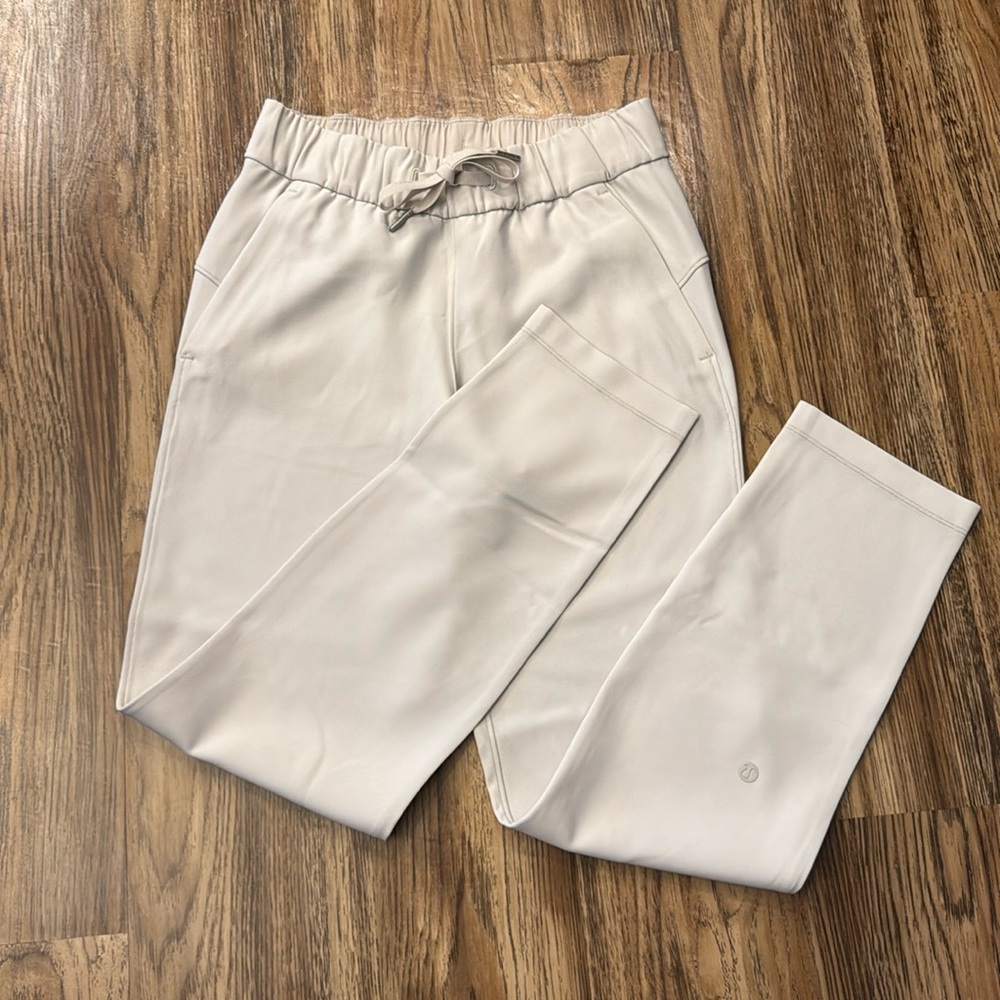 NWOT Lululemon On the Fly 7/8 woven pants - size 2 bone color